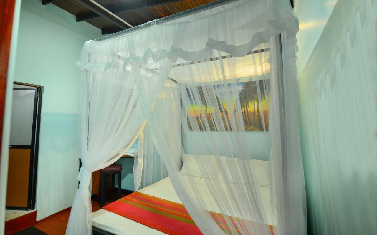 Palm Leaf Surf Cafe Hotel กอลล์ ภายนอก รูปภาพ